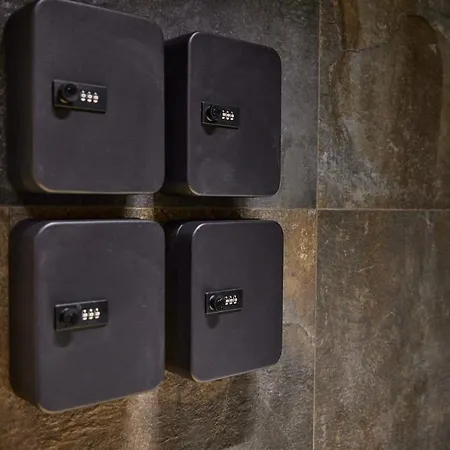 After8-black&white شقة ميستر