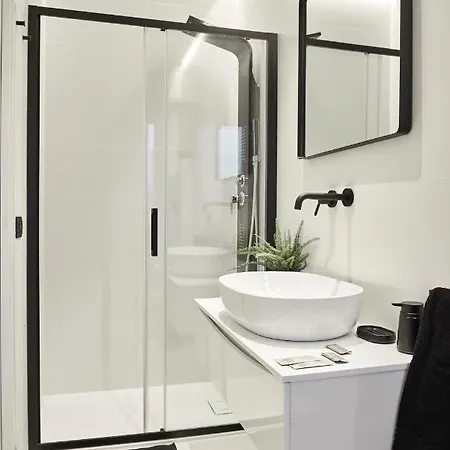 After8-black&white شقة *